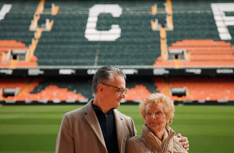 ¿Te imaginas cómo es vivir en un estadio de fútbol? La familia Pons y su casa en Mestalla