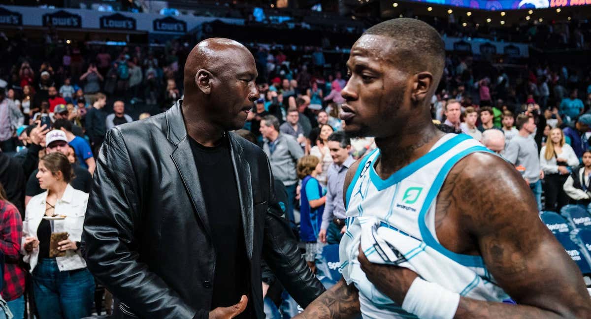 Michael Jordan saluda a Terry Rozier en un partido de los Charlotte Hornets./GETTY