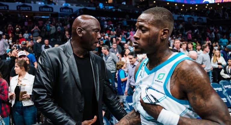 Michael Jordan saluda a Terry Rozier en un partido de los Charlotte Hornets.