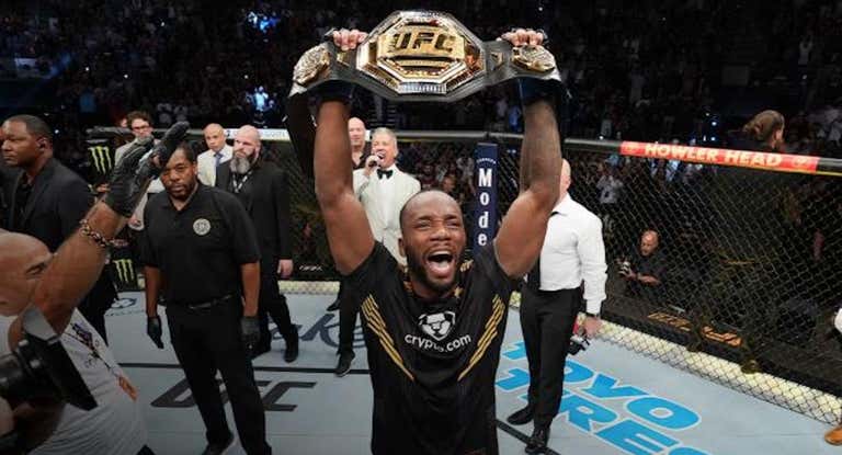 Leon Edwards celebra su victoria sobre Kamaru Usman.