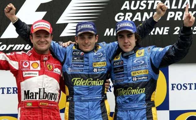 Alonso, en el podio inaugural de Australia 2005.  AP