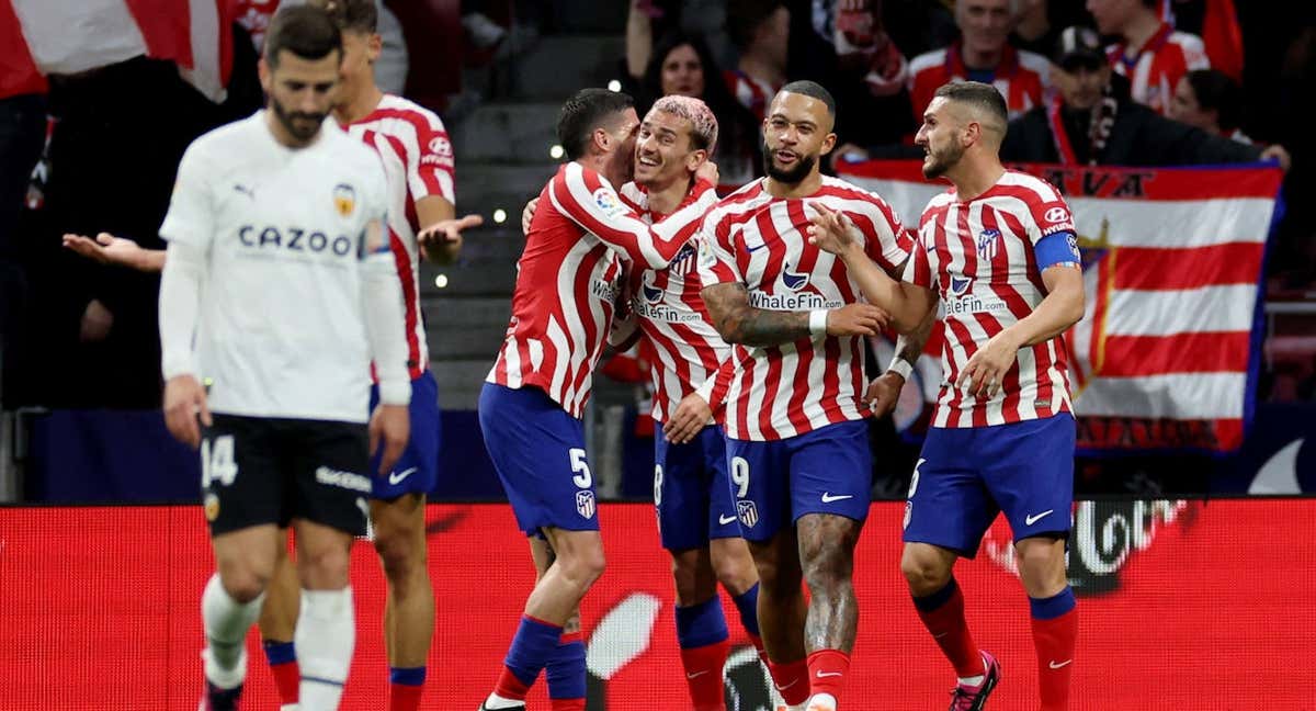 De Paul besa a Griezmann, que marcó el primer gol del partido en el Metropolitano. /REUTERS