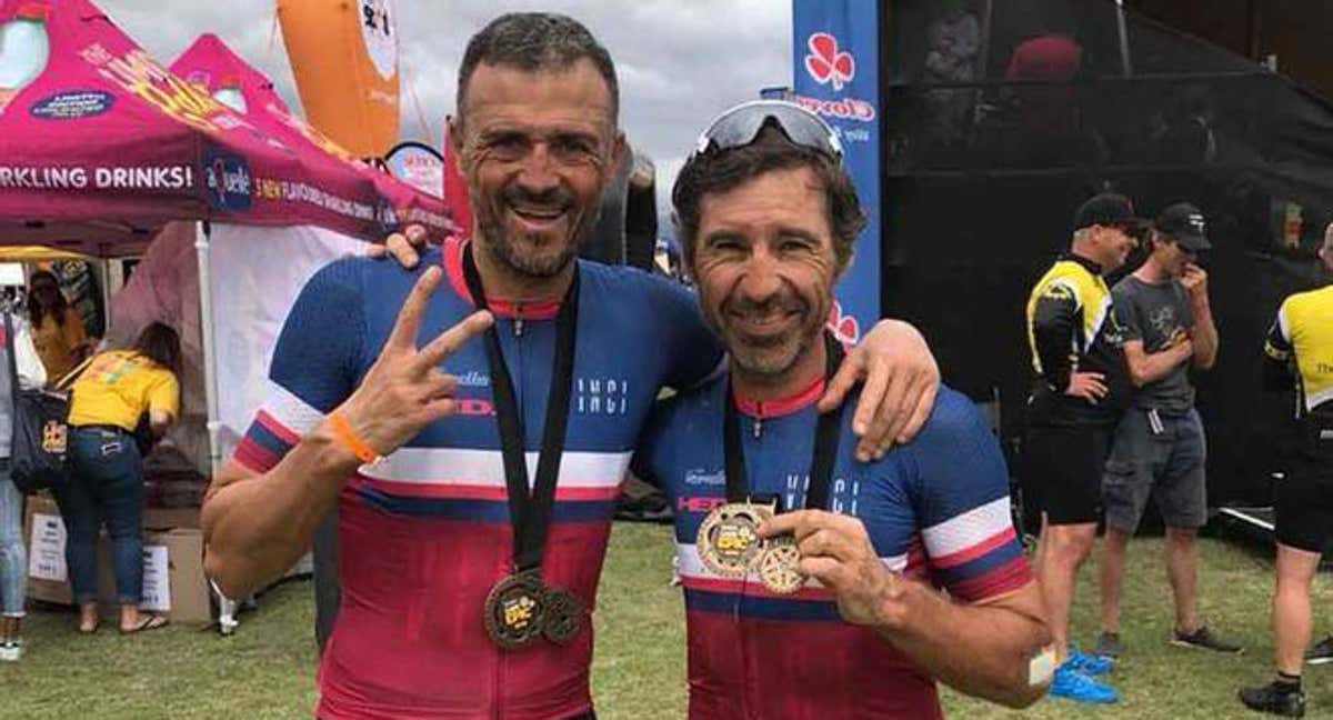 Luis Enrique Martínez junto a Tomás Latorre tras concluir la Cape Epic en 2018. /L.E.M.