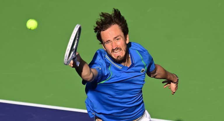 Medvedev intenta alcanzar una pelota en Indian Wells.