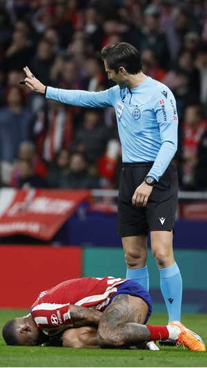 Munuera Montero anuló el 1-1 al Valencia por una falta a Memphis tras revisarlo en el monitor de televisión.  EFE
