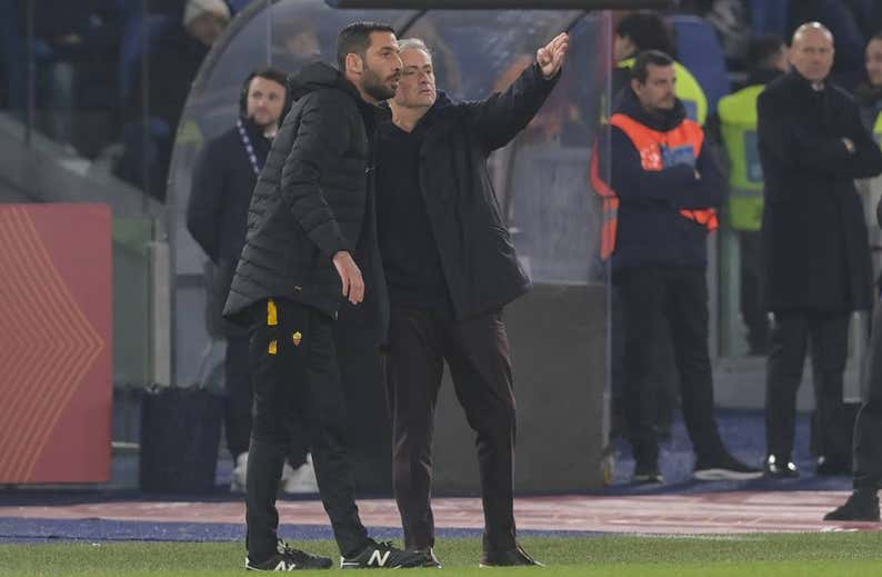 ¿Quién es Foti, el segundo de Mourinho expulsado por agarrar del cuello a un rival?