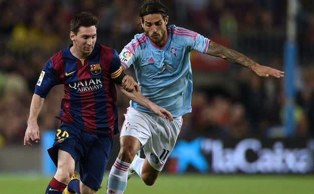 Larrivey ante Messi en el Camp Nou.