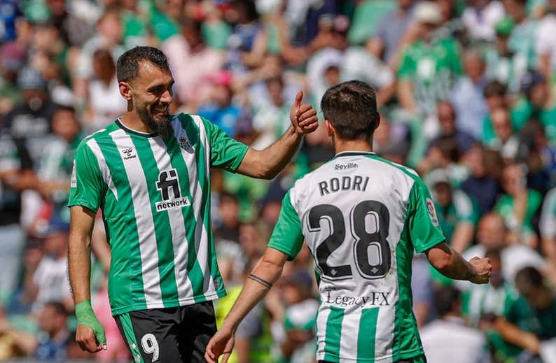 El instinto del Panda mantiene el pulso del Betis por la Champions