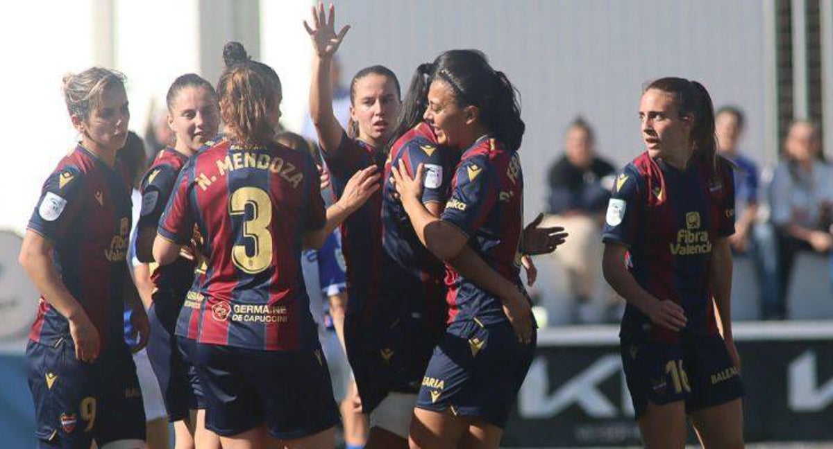 Jugadoras del Levante celebran un gol ante el Sporting de Huelva.