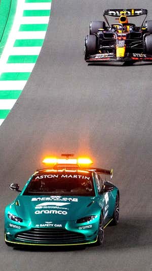 Safety Car durante el GP de Arabia Saudí de F1 2023 y Sergio Pérez. EFE