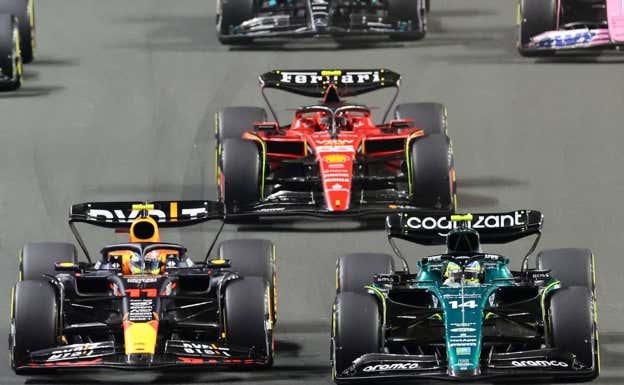 Fernando Alonso adelante a Sergio Pérez en la salida del GP de Arabia Saudí 2023 con Carlos Sainz de testigo.  AFP
