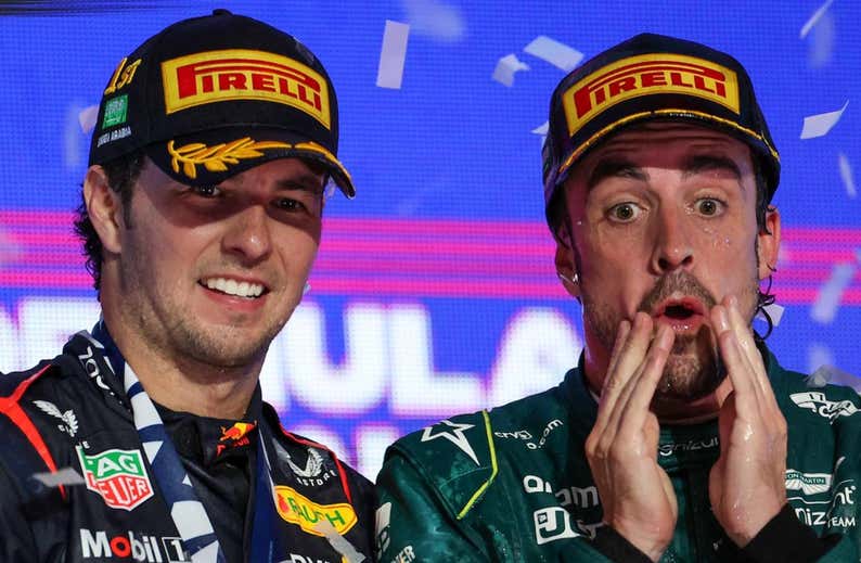Alonso consigue su podio 100... ¡Se lo quitan y lo vuelve a recuperar!