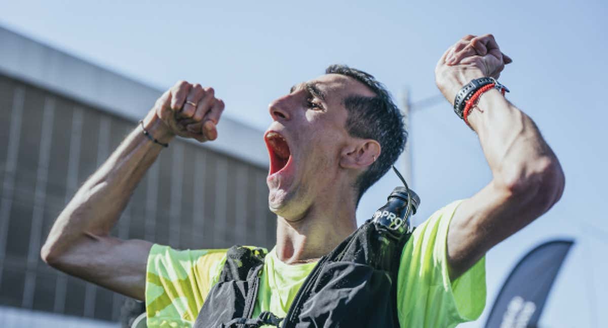 Álex Roca tras cruzar la línea de meta del Maratón de Barcelona./Tinkle