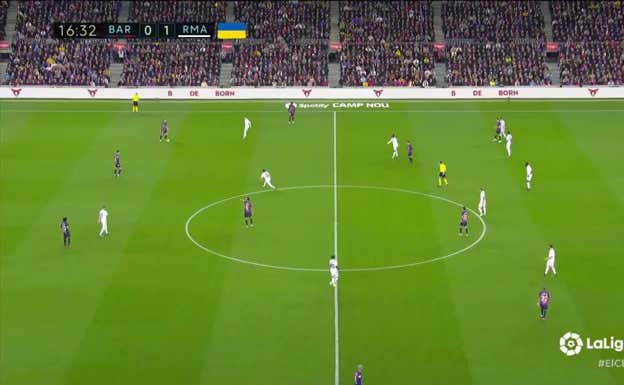 De Jong recibe cerca de Christensen, mientras Busquets se mantiene en el eje.