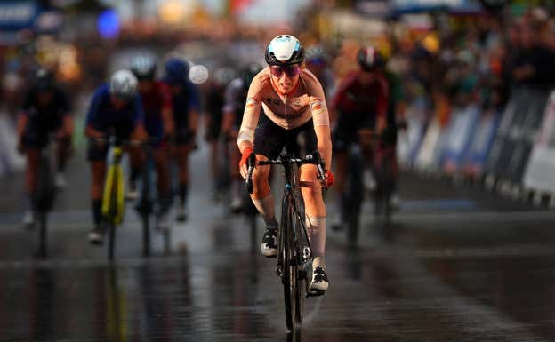Annemiek van Vleuten, justo antes de cruzar la línea de meta y proclamarse campeona del mundo en Wollongong.  GETTY