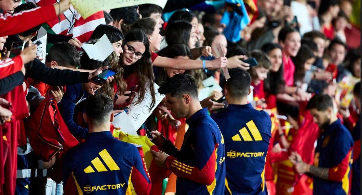 Los jugadores de la Selección firmando banderas y pancartas /RFEF