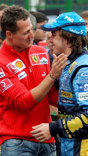 Michael Schumacher felicita a Fernando Alonso en el GP de Brasil de 2005 por su primer Mundial.  EFE