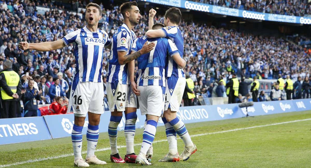 Los jugadores realistas celebran el segundo gol ante el Elche, obra de Barrenetxea./EFE