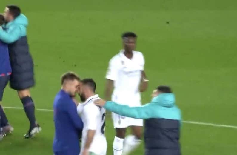 El agarrón por el cuello de Carvajal a Tenas, un ajuste de cuentas del madridista