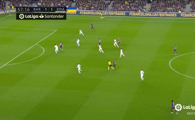 Con su envío, permite que Lewandwoski pueda desmarcarse con opciones de recibir en área rival porque el receptor, Roberto, ha logrado sacar de zona a Rüdiger.