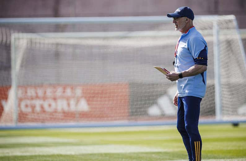 Las primeras pruebas de De la Fuente: 4-2-3-1, Gavi en banda…