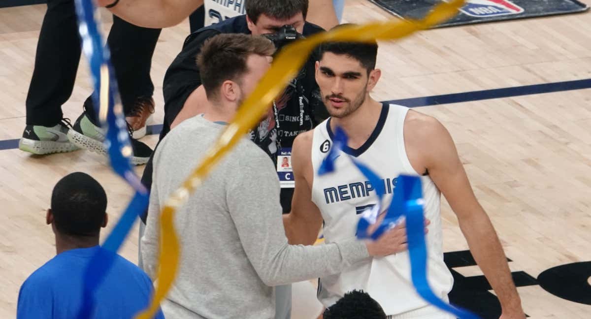 Luka Doncic felicita a Santi Aldama tras su partido./Efe
