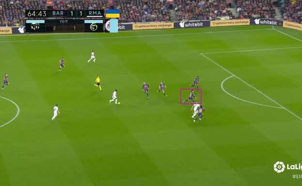 Completamente girado, Christensen entiende antes de que Vinicius golpee, que esta es la intención del brasileño y se perfila para ver dónde se desmarca Benzema.