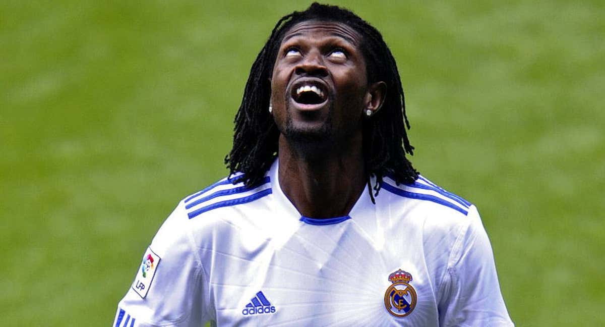 Adebayor hace unos toques durante su presentación con el Real Madrid.