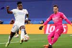 Ederson bromea sobre Ancelotti: “Intentaremos eliminar al Madrid en la Champions para que venga lo más rápido posible”