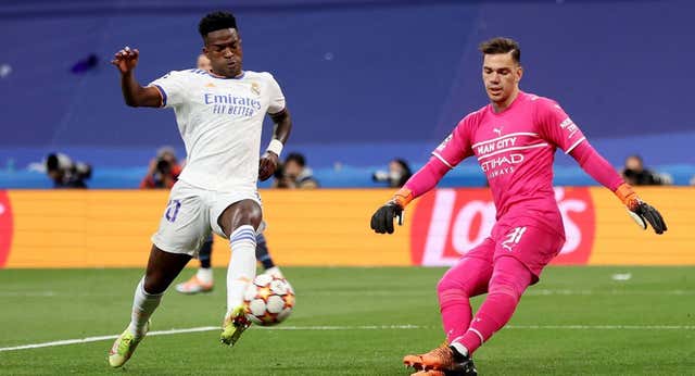 Ederson bromea sobre Ancelotti: “Intentaremos eliminar al Madrid en la Champions para que venga lo más rápido posible”