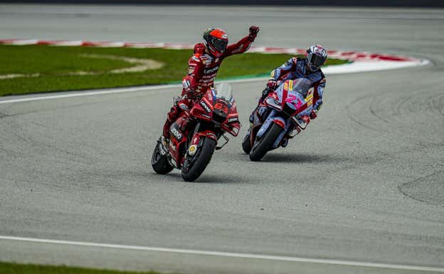 Pecco Bagnaia y Enea Bastianini, en el GP de Malasia 2022.  DPPI