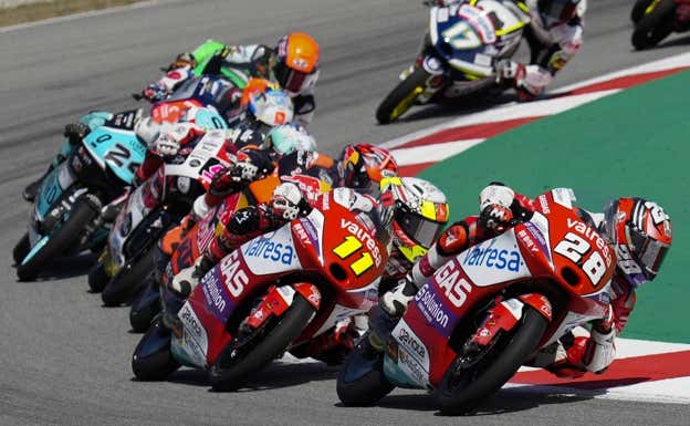 Pelotón de Moto3 en el GP de Catalunya, en Montmeló, en 2022.  EFE