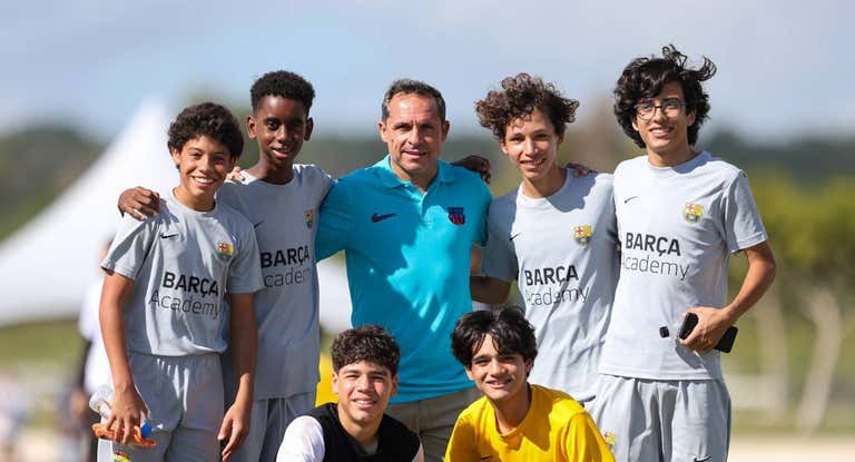 Sergi, con jugadores de la Barça Academy.
