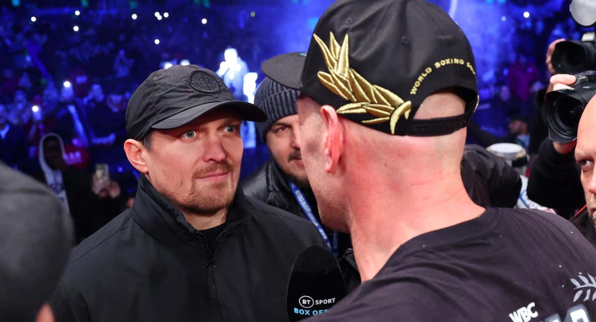 Usyk y Fury en pleno cruce de miradas el pasado mes de diciembre./Getty Images