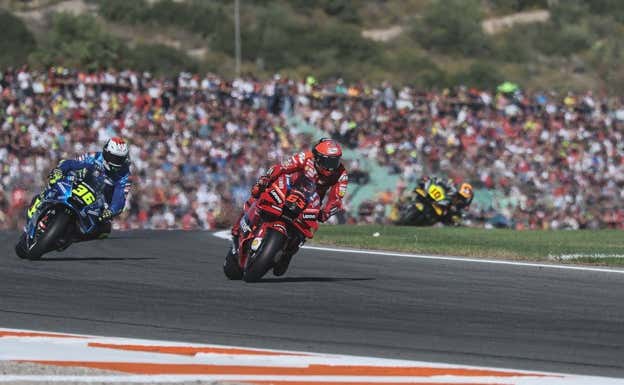 Pecco Bagnaia, delante de Joan Mir en el GP de Valencia de MotoGP 2022.  AFP