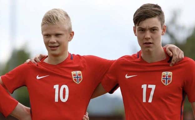 Haaland y Larsen, en un partido con las categorías inferiores de Noruega.  Efe