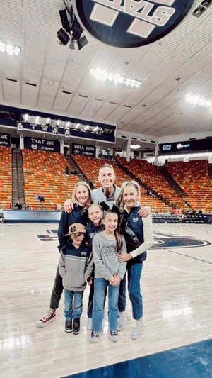 Jaycee Carroll, junto a su familia.  MOVISTAR+