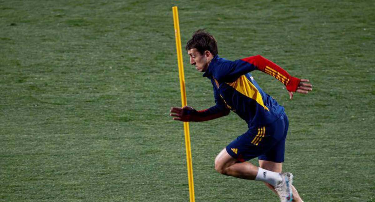 Mikel Oyarzabal entrena con la selección. /EFE