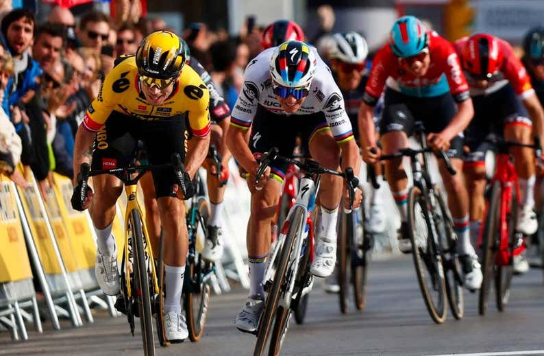 Intenso duelo 'rosa' entre Evenepoel y Roglic en la Volta a Catalunya