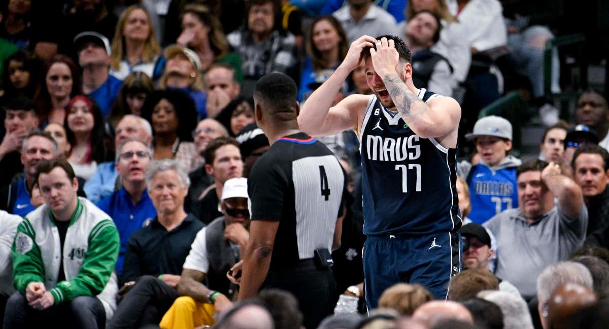 Luka Doncic hace un gesto a los árbtiros. /AFP