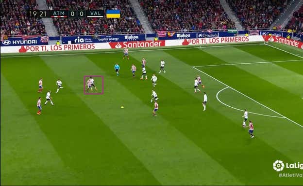 Acción en la que Hermoso está más adelantado que Koke y combina con Llorente...