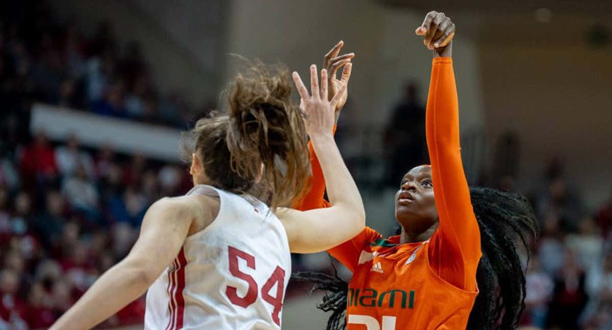 Lola Pendande lanza a canasta ante Indiana./University of Miami