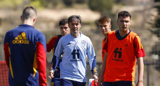 Santi Denia: «De la Fuente echa mil horas en la Federación, come con los empleados…»