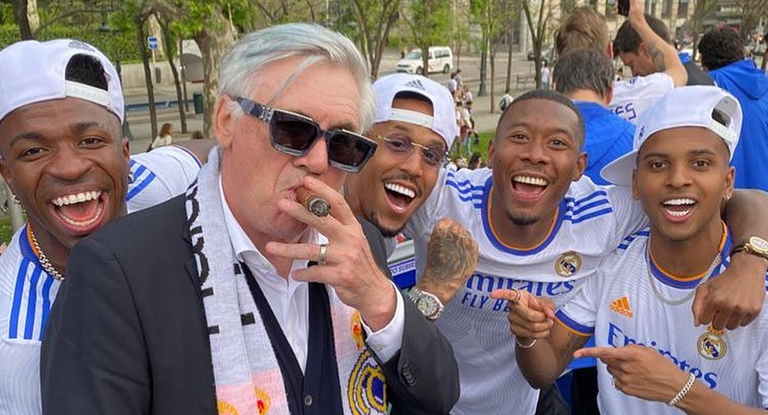 Ancelotti celebra la Champions con Alaba, Rodrygo, Militao y Vinicius.