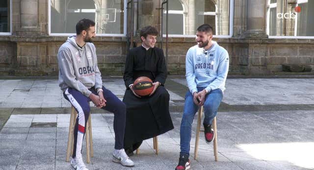 El cura viral de Twitter ‘bendice’ el derbi gallego de la Liga Endesa