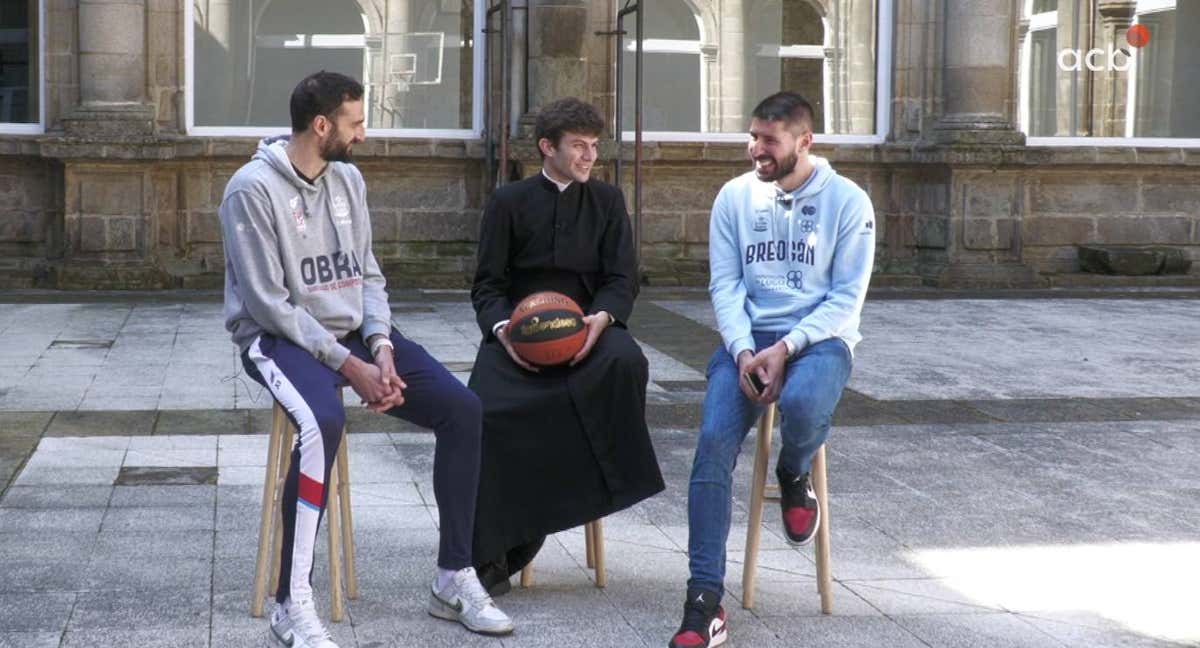 Los capitanes de Monbus Obradoiro y Río Breogán, Álvaro Muñoz y Erik Quintela, junto al párroco viral.