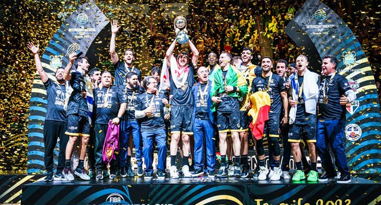 EL LENOVO TENERIFE LEVANTA LA COPA INTERCONTINENTAL