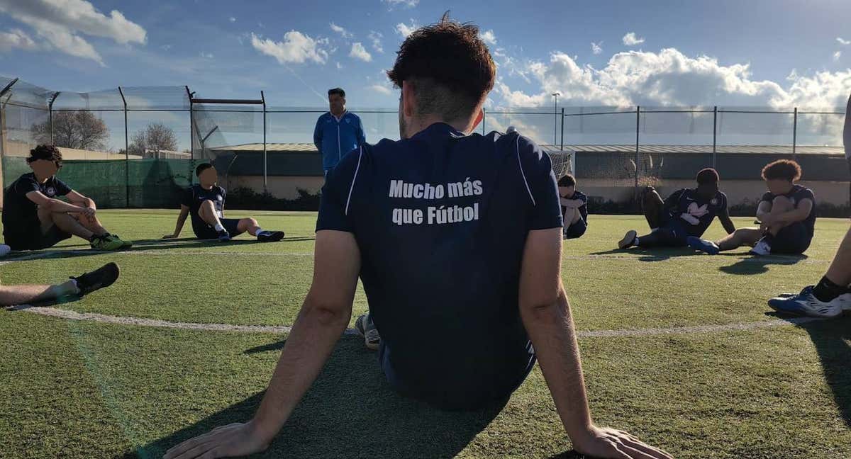 Los jóvenes del programa 'Mucho más que fútbol, junto a Antonio Fernández, en el centro de Menores Teresa de Calcuta, en Brea de Tajo./