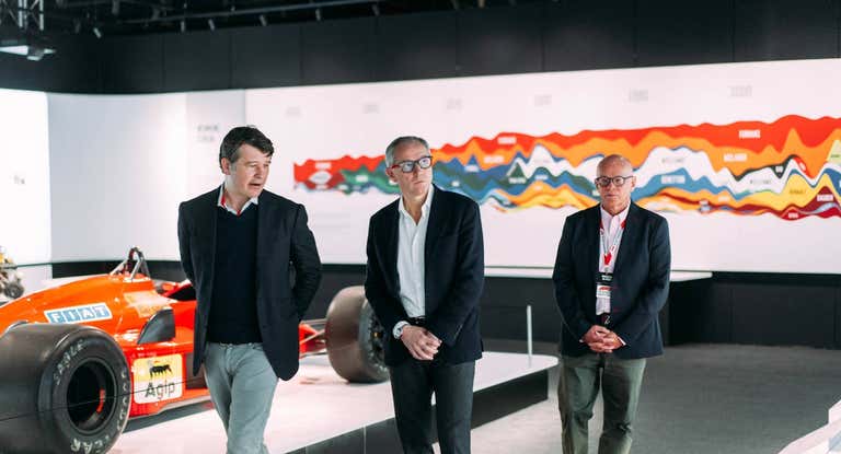 Tim Harvey, comisario de F1 The Exhibition, Stefano Domenicali, CEO de la F1, y Peter Windsor.