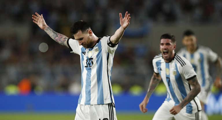 Messi celebra su gol 800.